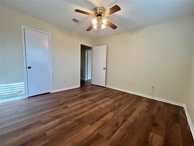 Building Photo - 2456 Country Club Dr