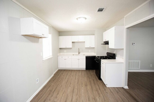 Building Photo - 3 bed, 1 bath home, fully updated!