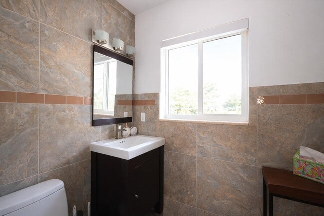 Building Photo - 3018 NE 26th St