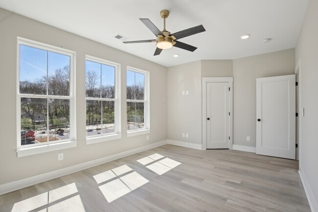 Building Photo - 361 Archwood Dr