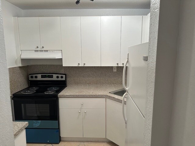 Building Photo - 17255 SW 95th Ave