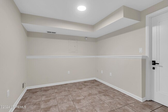 Building Photo - 215 Hollywood Ave