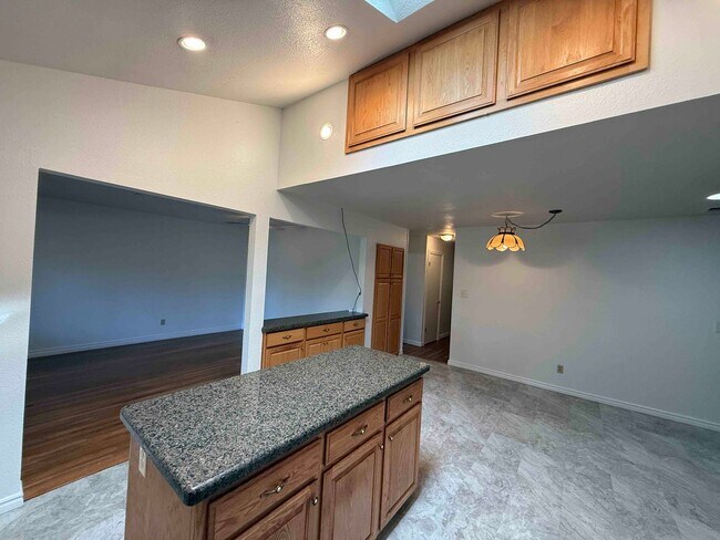 Building Photo - Great 3 Bedroom Walking Distance to American River
