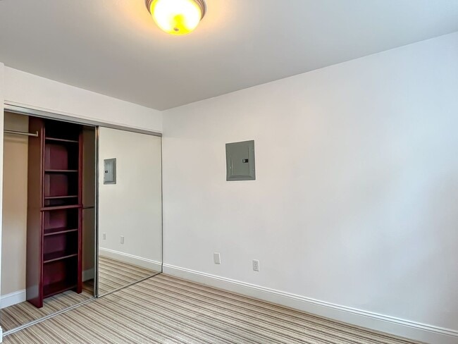 Building Photo - Waterfront 2bd/1bth Condo Downtown Kirklan...
