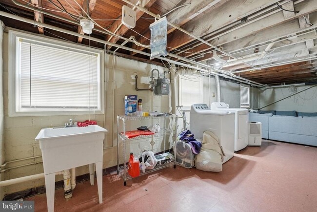 Building Photo - 524 N Kenmore St