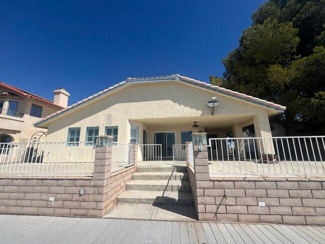 Building Photo - Lake front 3 bed 2 bth home in Helendale!