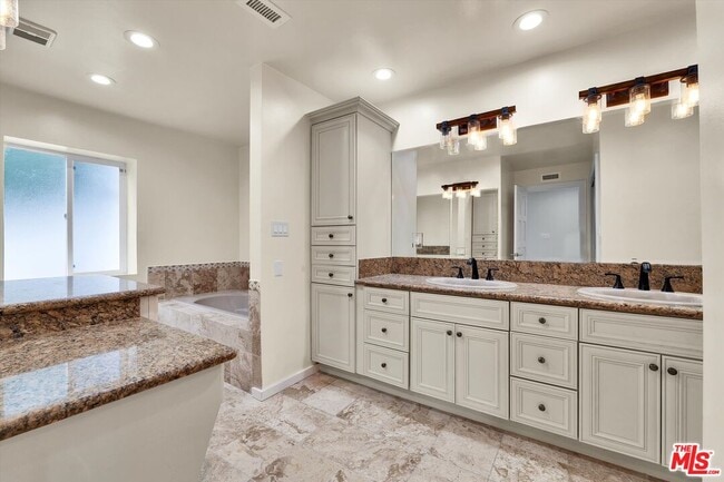 Building Photo - 1713 Queens Ct