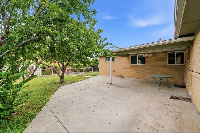 Building Photo - 5 bedroom, 3 1/2 bath, home with two master suites and 2 car garage.