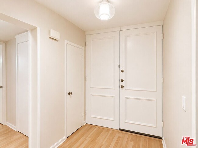 Building Photo - 5870 Green Valley Cir