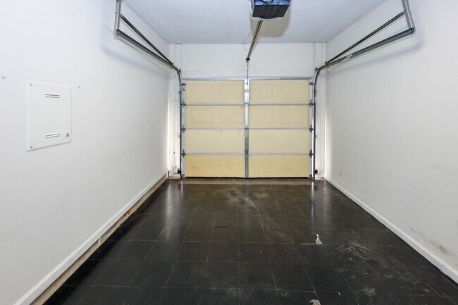 Building Photo - 230 Amal Dr SW