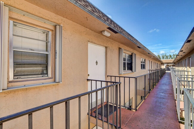 Building Photo - 600 SW 2nd Ave