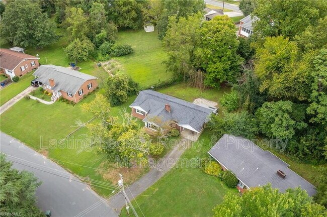 Building Photo - 1200 Lamont Dr