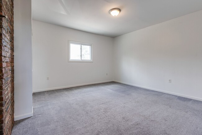 Building Photo - 2823 Cobden St