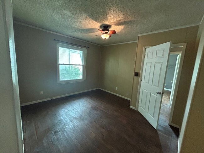 Building Photo - 5420 E 1st St N