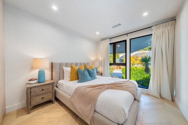 Building Photo - 2221 Bowmont Dr