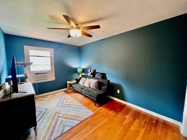 Building Photo - Beautiful End Unit Townhouse