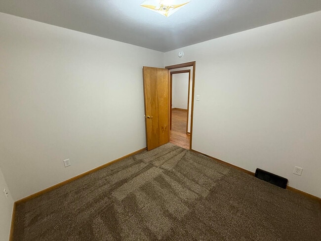 Building Photo - 2102 Woodlea Dr