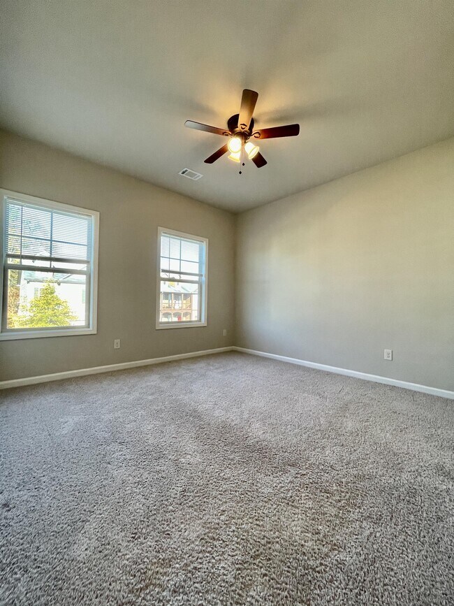 Building Photo - 7260 Silk Tree Pointe