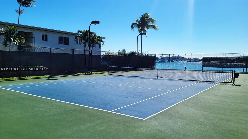 Building Photo - 1000 Venetian Way