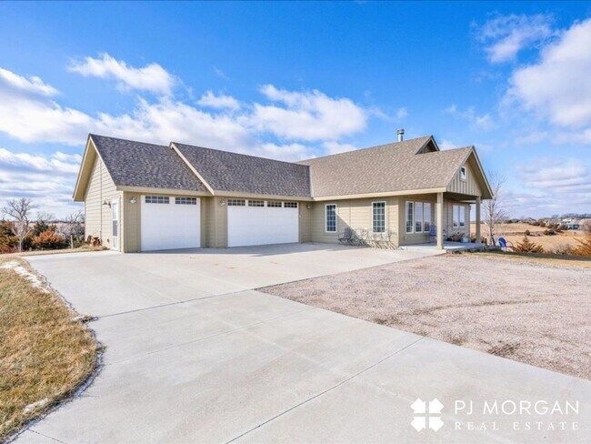 Building Photo - Tucked Away Yet Close to It All-Beautiful Elkhorn Rental has it all!