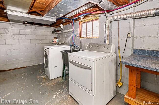 Building Photo - 1105 E Fifth St