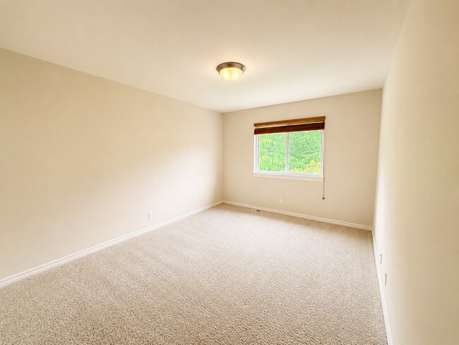 Building Photo - Spacious 5 Bedroom Home with A/C, Den, Waterfall in Prime Kenmore Cul-de-Sac
