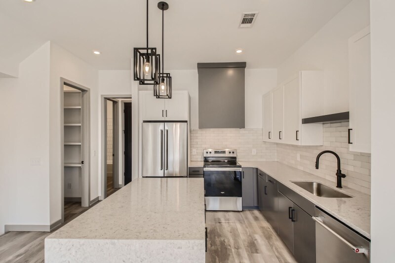 Building Photo - 5714 California Ave