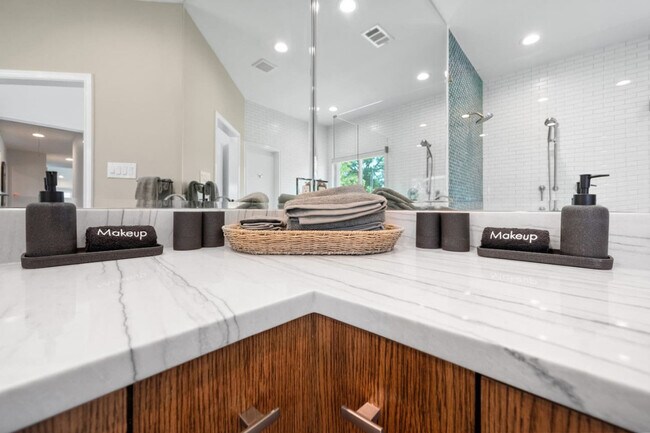 Building Photo - 1012 Chestnut Dr