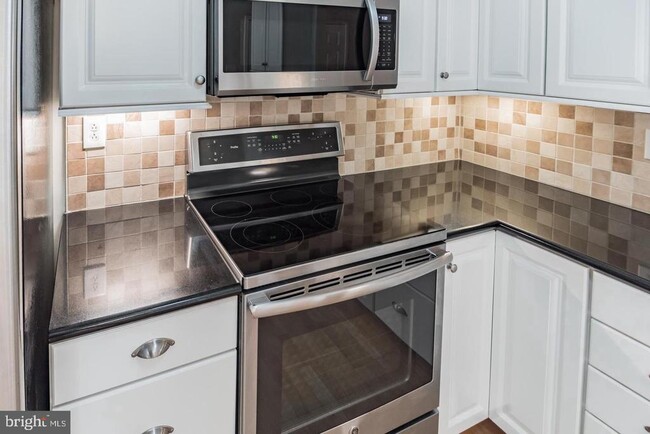 Building Photo - 46 Stonehurst Ct