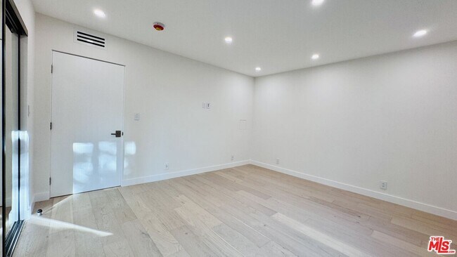 Building Photo - 414 N Palm Dr