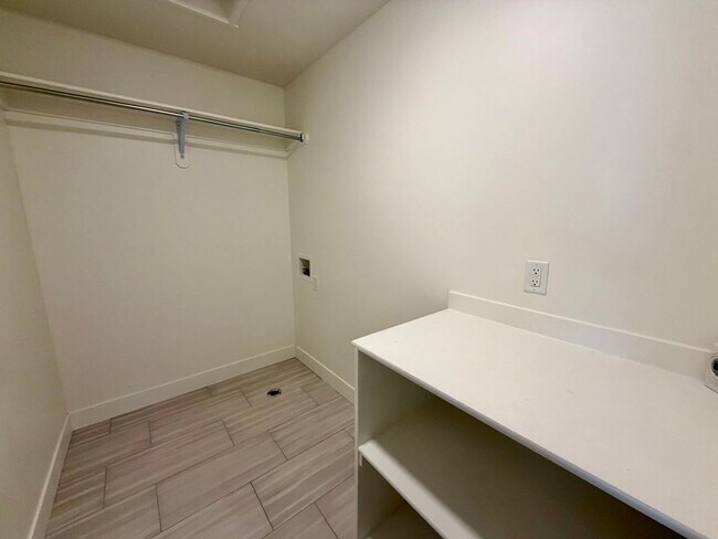 Building Photo - 428 1625 N