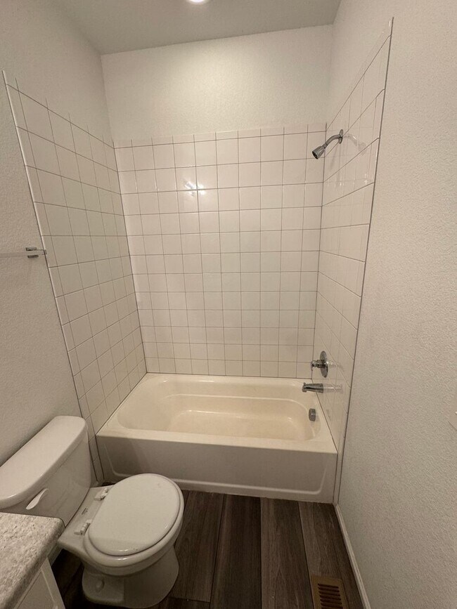 Building Photo - 3 Bed 3 Bath - Duplex Townhome Available i...