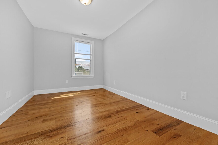 Building Photo - 148 Bremen St