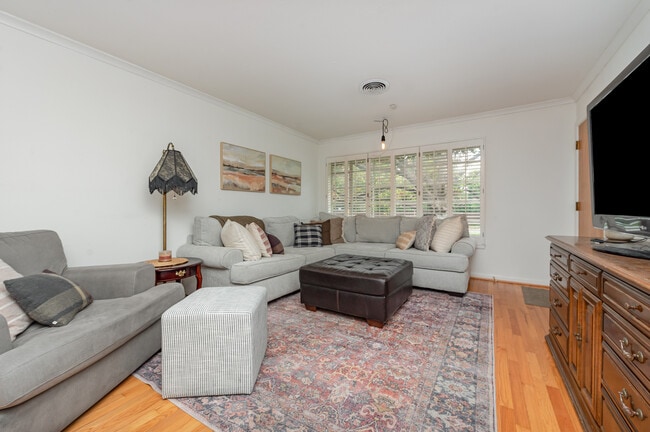 Building Photo - 6525 E Mockingbird Ln
