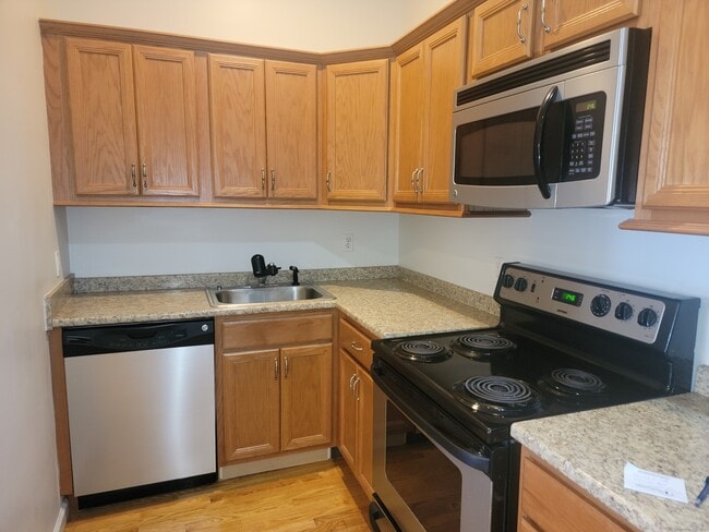 Building Photo - 1094 Main St