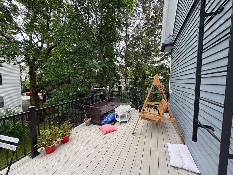 Building Photo - 13 Standish St