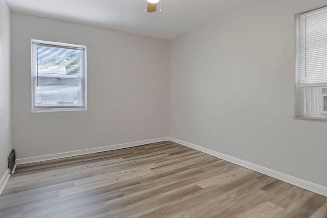 Building Photo - 987 Lilley Ave