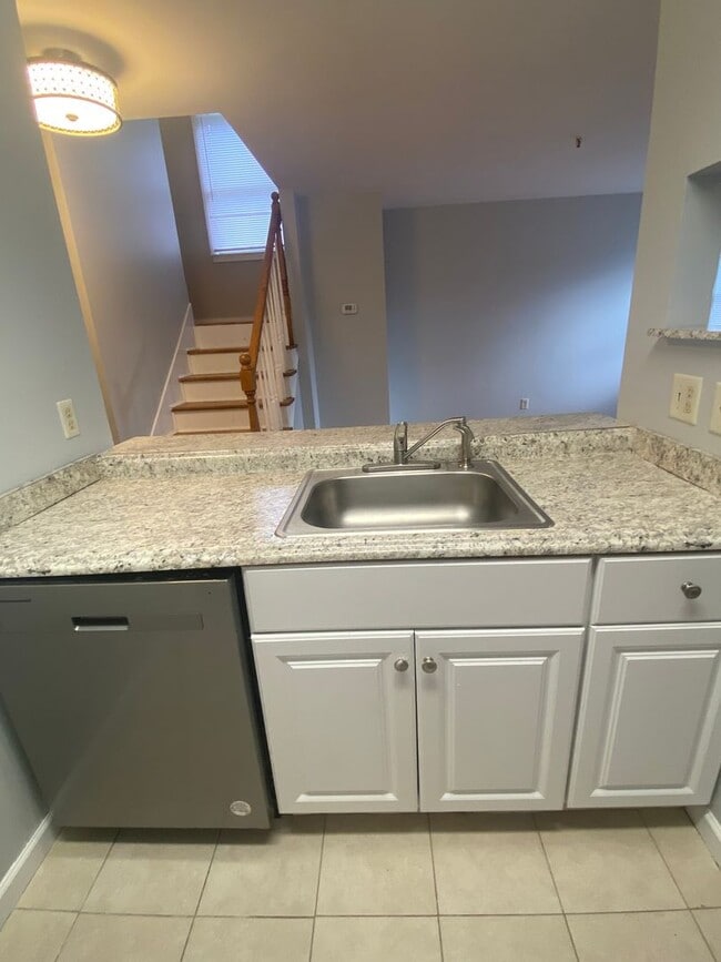 Building Photo - Spacious 4 bedroom, 2 bath Townhome