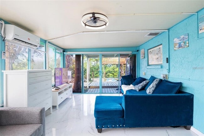 Building Photo - 8825 Oak St