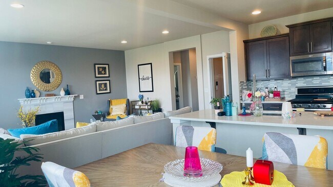 Building Photo - Spacious Corner 5 bed Single Family Home i...