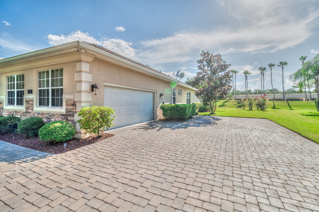 Building Photo - Stunning Pool Home in Town Park!