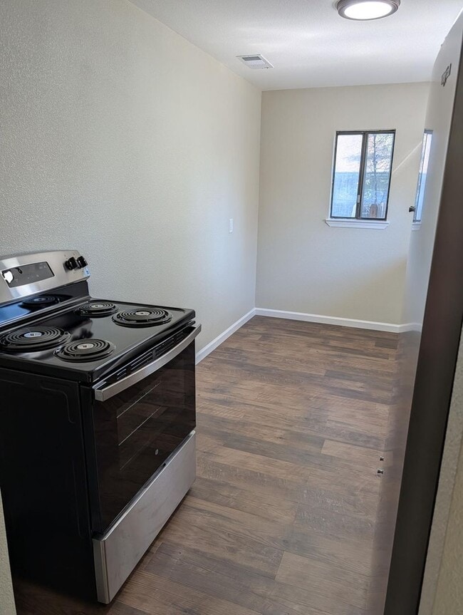 Building Photo - Nice Family Home