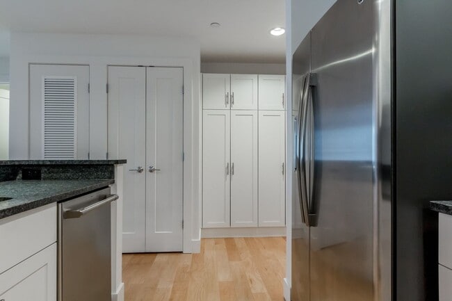 Building Photo - 1BR/1BA - Beautiful Updated Condo in Downtown Portland