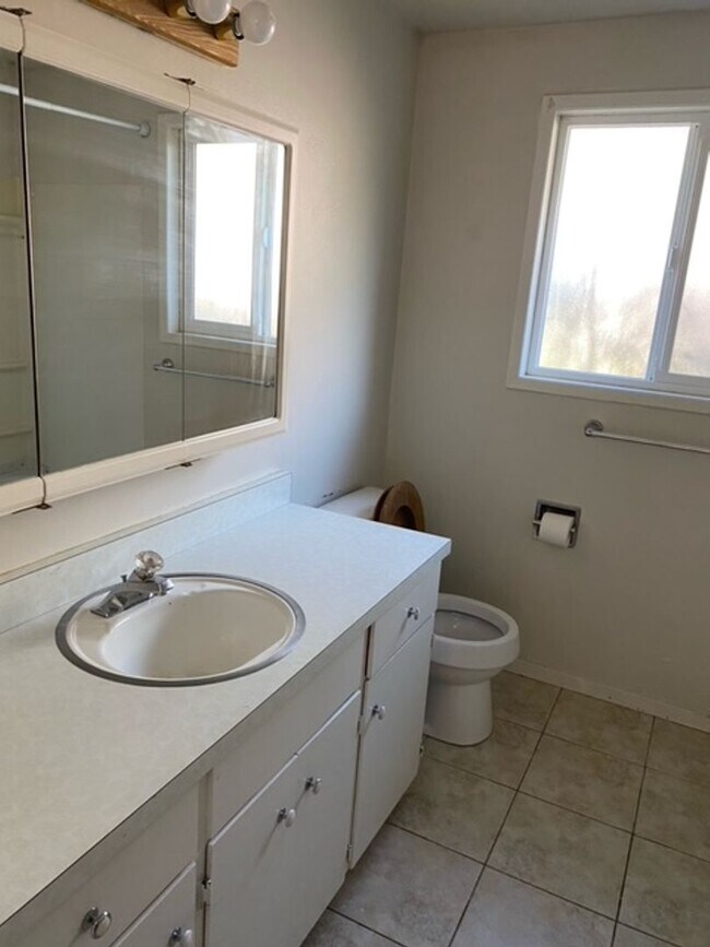 Building Photo - 2070