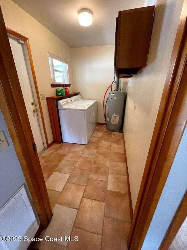 Building Photo - 2310 Pineapple Ave