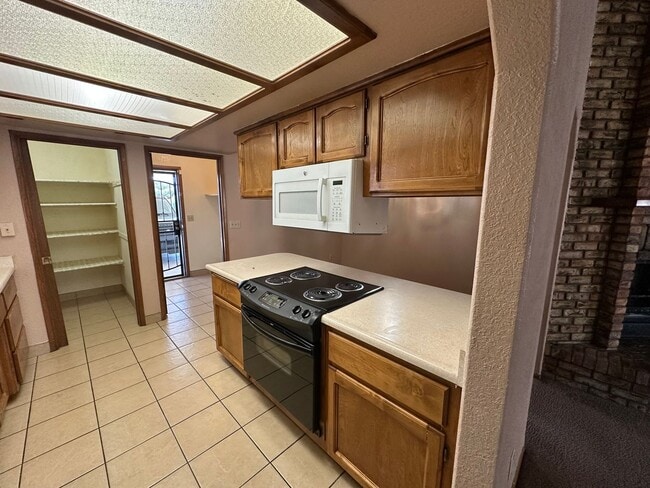 Building Photo - Cute 2 bedroom, 2 bathroom home with firep...
