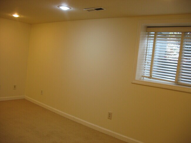 Building Photo - N.E Rose City Bungalow Pet Friendly