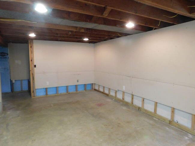 Building Photo - Cozy, Quiet Home