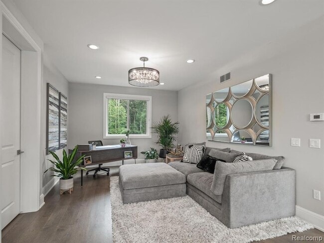 Building Photo - 3511 Lakecrest Dr