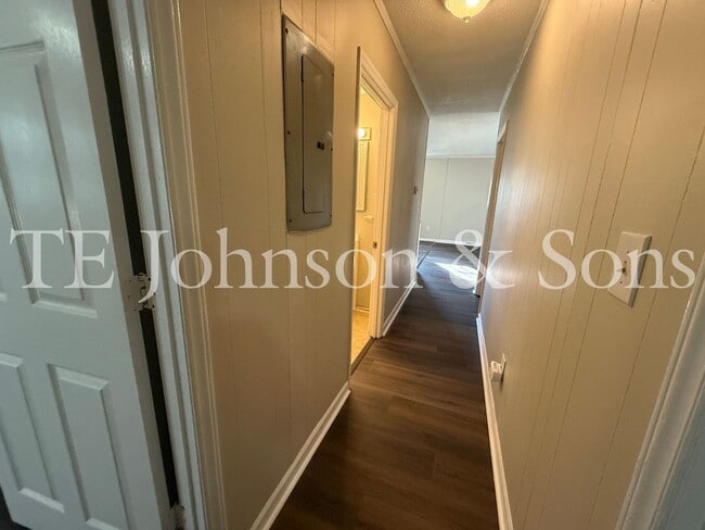 Building Photo - Cozy 3 Bedroom Home with Modern Touches in...